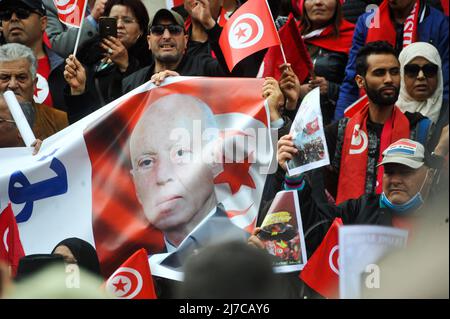 Tunis, Tunesien. 8. Mai 2022, Tunis, Tunesien: 08. Mai 2022. Hunderte von Demonstranten versammeln sich im Zentrum von Tunis zur Unterstützung des tunesischen Präsidenten Kais Saied. Die Teilnehmer flogen tunesische Flaggen und hoben Banner mit Bildern des tunesischen Präsidenten auf, in denen sie Rechenschaft von den anderen politischen Parteien in Tunesien forderten und die von ihnen als „ ausländische Einmischung“ gegen die aktuelle tunesische Regierung angeprangert wurden (Foto: © Hasan mrad/IMAGESLIVE via ZUMA Press Wire) Quelle: ZUMA Press, Inc./Alamy Live News Stockfoto