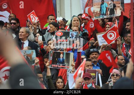 Tunis, Tunesien. 8. Mai 2022, Tunis, Tunesien: 08. Mai 2022. Hunderte von Demonstranten versammeln sich im Zentrum von Tunis zur Unterstützung des tunesischen Präsidenten Kais Saied. Die Teilnehmer flogen tunesische Flaggen und hoben Banner mit Bildern des tunesischen Präsidenten auf, in denen sie Rechenschaft von den anderen politischen Parteien in Tunesien forderten und die von ihnen als „ ausländische Einmischung“ gegen die aktuelle tunesische Regierung angeprangert wurden (Foto: © Hasan mrad/IMAGESLIVE via ZUMA Press Wire) Quelle: ZUMA Press, Inc./Alamy Live News Stockfoto