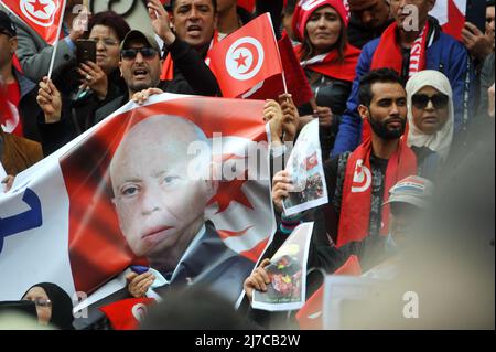 Tunis, Tunesien. 8. Mai 2022, Tunis, Tunesien: 08. Mai 2022. Hunderte von Demonstranten versammeln sich im Zentrum von Tunis zur Unterstützung des tunesischen Präsidenten Kais Saied. Die Teilnehmer flogen tunesische Flaggen und hoben Banner mit Bildern des tunesischen Präsidenten auf, in denen sie Rechenschaft von den anderen politischen Parteien in Tunesien forderten und die von ihnen als „ ausländische Einmischung“ gegen die aktuelle tunesische Regierung angeprangert wurden (Foto: © Hasan mrad/IMAGESLIVE via ZUMA Press Wire) Quelle: ZUMA Press, Inc./Alamy Live News Stockfoto
