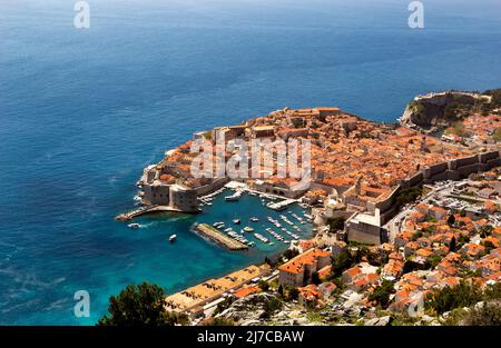 Luftaufnahme von Dubrovnik, einer Stadt im Süden Kroatiens, die an der Adria liegt. Stockfoto