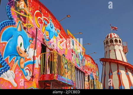 John-Henry Roper poliert das Crazy House unter blauem Himmel auf dem Messegelände an einem sonnigen Morgen in Hunstanton, Norfolk, Großbritannien, am 5. Mai 2022. Stockfoto