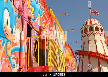 John-Henry Roper poliert das Crazy House unter blauem Himmel auf dem Messegelände an einem sonnigen Morgen in Hunstanton, Norfolk, Großbritannien, am 5. Mai 2022. Stockfoto