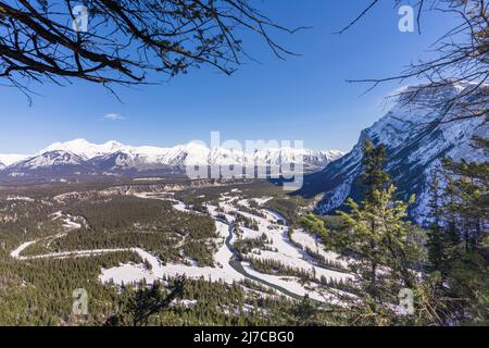 Bow River und Spray River Täler und die umliegenden Gipfel im Winter. Banff Springs Golfplatz. Banff National Park, Canadian Rockies, Alberta, Kanada. Stockfoto