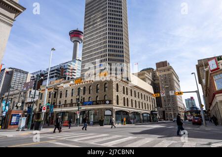 Calgary, ab, Kanada - März 14 2022 : Stephen Avenue (8. Avenue), ein Unterhaltungs- und Geschäftsviertel im Zentrum von Calgary. Stockfoto