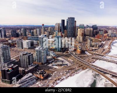 Downtown Calgary und gefrorener Bow River im Winter. Luftaufnahme der Stadt Calgary. Alberta, Kanada. Stockfoto