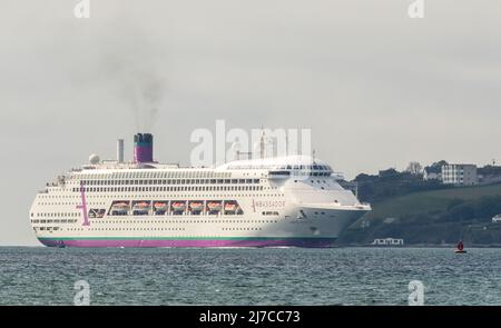 Cobh, Cork, Irland. 08.. Mai 2022. Auf dem Weg nach Cobh, Co. Cork, Irland, dampft das Ambiente eines Kreuzschiffs am Hafen vorbei an Crosshaven vorbei. - Credit; David Creedon / Alamy Live News Stockfoto