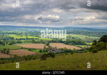 Blick auf die Landschaft und das Ackerland in Blatchford Down auf dem North Downs Way, Abinger Hammer in der Surrey Hills Area of Outstanding Natural Beauty Stockfoto