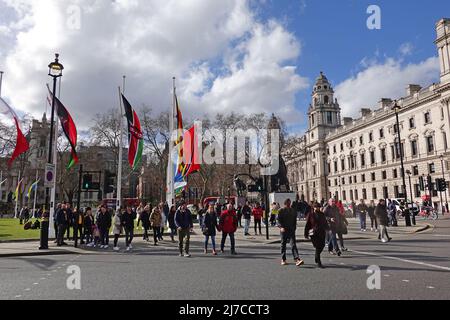 Paliament Square, London, 2022. Der Parliament Square in London ist eine beliebte Touristenattraktion, die Menschen beginnen, nach Covid-Zurückhaltung zurückzukehren Stockfoto