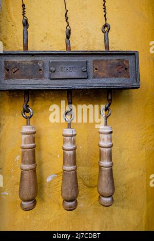 Altmodische Türklingel klingelt Rollen vor Mozarts Haus und Museum, Salzburg, Österreich. Stockfoto