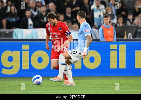 7.. Mai 2022; Stadio Olimpico, Rom, Italien; Serie A League Football, SS Lazio gegen Sampdoria; Bartosz Bereszynski von UC Sampdoria geht an Mattia Zaccagni von SS Lazio vorbei Stockfoto