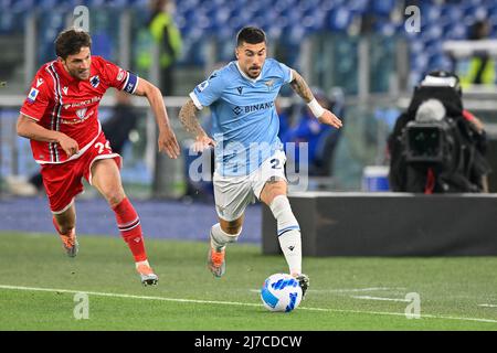 7.. Mai 2022; Stadio Olimpico, Rom, Italien; Serie A League Football , SS Lazio gegen Sampdoria; Bartosz Bereszynski von UC Sampdoria durch den Lauf von Mattia Zaccagni von SS Lazio geschlagen Stockfoto