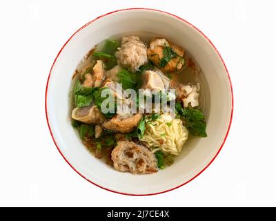 Eine Schüssel Fleischkugelsuppe mit frischem Gemüse, isoliert auf weißem Hintergrund Stockfoto