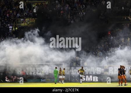 Rotterdam, Niederlande, 8. Mai 2022 ARNHEM - während des niederländischen Eredivisie-Spiels zwischen Vitesse und sc Heerenveen am 8. Mai 2022 in Arnhem, Niederlande, zünden die Supporter ein Feuerwerk. ANP JEROEN PUTMANS Stockfoto