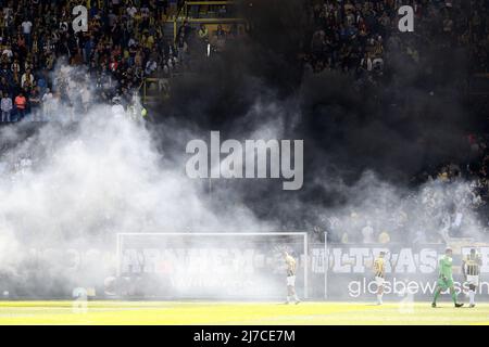 Rotterdam, Niederlande, 8. Mai 2022 ARNHEM - während des niederländischen Eredivisie-Spiels zwischen Vitesse und sc Heerenveen am 8. Mai 2022 in Arnhem, Niederlande, zünden die Supporter ein Feuerwerk. ANP JEROEN PUTMANS Stockfoto
