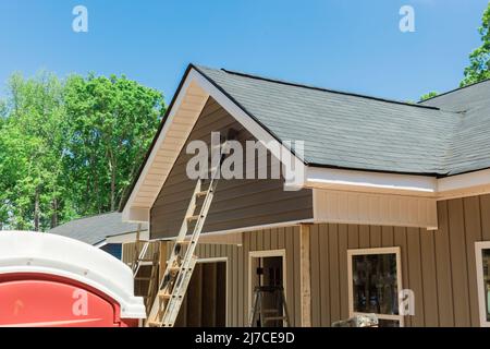Dachschindeln in der Oberseite des neuen Hauses unter Baustelle Stockfoto