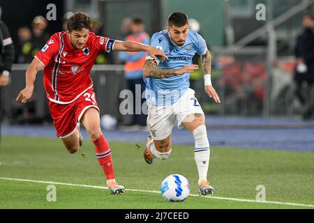 Bartosz Bereszynski von UC Sampdoria und Mattia Zaccagni von SS Lazio während des Fußballspiels im Stadio Olimpico, Lazio gegen Sampdoria am 7. Mai 2022 in Rom, Italien. (Foto von AllShotLive/Sipa USA) Stockfoto