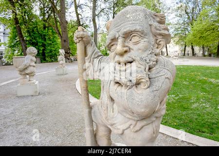 Eine Figur im Salzburger Zwerggarten, Mirabellgarten, Salzburg, Österreich. Stockfoto