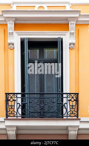 Verzierte Fenster eines alten Gebäudes Stockfoto