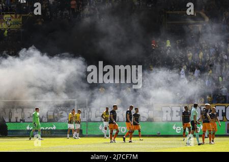Rotterdam, Niederlande, 8. Mai 2022 ARNHEM - während des niederländischen Eredivisie-Spiels zwischen Vitesse und sc Heerenveen am 8. Mai 2022 in Arnhem, Niederlande, zünden die Supporter ein Feuerwerk. ANP JEROEN PUTMANS Stockfoto