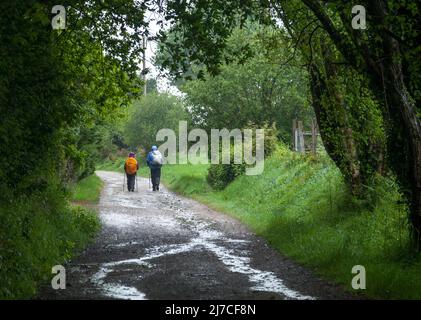 Zwei Rucksacktouristen auf einer unbefestigten Straße Stockfoto