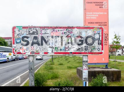 SANTIAGO DE COMPOSTELA, SPANIEN - 01. MAI 2015 - Straßenschild an der Einfahrt nach Santiago de Compostela Stockfoto