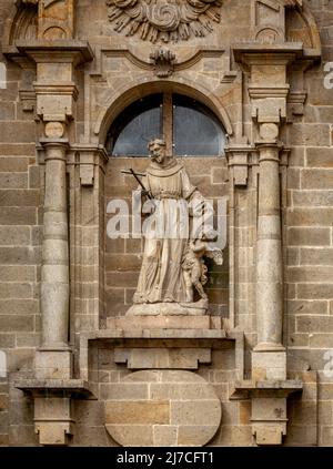 Religiöse Statue auf einem Haus in Santiago de Compostela Stockfoto