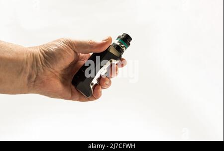 Mann, der eine elektronische Vape Zigarette mit Tank und Zerstäuber hält Stockfoto