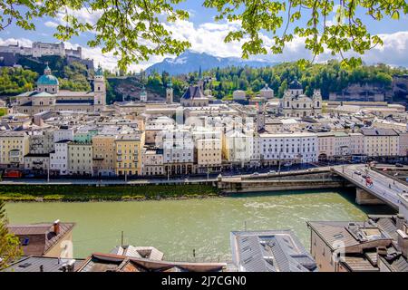 Blick über die Altstadt und den Festungsberg mit der Festung Hohensalzburg vom Kapuzinerberg, Salzburg, Österreich. Stockfoto