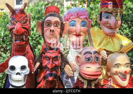 London, Großbritannien, 8.. Mai 2022. Zum ersten Mal seit 2019 versammeln sich wieder Puppenspieler aus dem ganzen Land zum jährlichen Mai-Fest „Mayre und Puppenspieler“. Es findet in der St. Paul's Church (auch Actor's Church genannt), Covent Garden statt und beinhaltet einen Gottesdienst, Prozession, Workshops, Stände und Familienspaß. In diesem Jahr feiert er auch den 360.. Geburtstag von Herrn Punch. Stockfoto