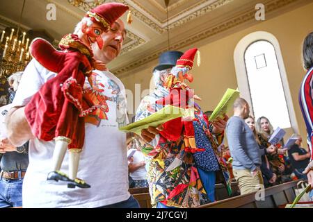 London, Großbritannien, 8.. Mai 2022. Puppenspieler bringen ihre Puppen zum Gottesdienst. Zum ersten Mal seit 2019 versammeln sich wieder Puppenspieler aus dem ganzen Land zum jährlichen Mai-Fest „Mayre und Puppenspieler“. Es findet in der St. Paul's Church (auch Actor's Church genannt), Covent Garden statt und beinhaltet einen Gottesdienst, Prozession, Workshops, Stände und Familienspaß. In diesem Jahr feiert er auch den 360.. Geburtstag von Herrn Punch. Stockfoto