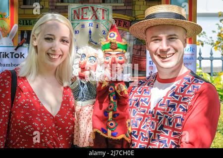 London, Großbritannien, 8.. Mai 2022. Puppenspieler Ben Bamboozle und Freund mit seinem Punch und Judy. Zum ersten Mal seit 2019 versammeln sich wieder Puppenspieler aus dem ganzen Land zum jährlichen Mai-Fest „Mayre und Puppenspieler“. Es findet in der St. Paul's Church (auch Actor's Church genannt), Covent Garden statt und beinhaltet einen Gottesdienst, Prozession, Workshops, Stände und Familienspaß. In diesem Jahr feiert er auch den 360.. Geburtstag von Herrn Punch. Stockfoto