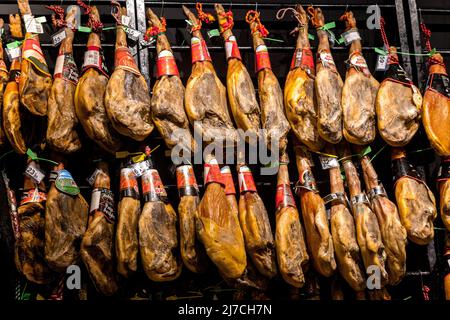 SANTIAGO DE COMPOSTELA, SPANIEN - 01. MAI 2015 - Jamon in einem Geschäft Stockfoto