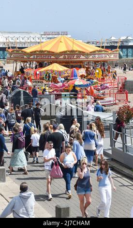 Brighton UK 8. May 2022 - Besucher genießen einen heißen, sonnigen Tag am Strand und am Meer von Brighton, da die Temperaturen in einigen Teilen Großbritanniens voraussichtlich über 20 Grad erreichen werden : Credit Simon Dack / Alamy Live News Stockfoto