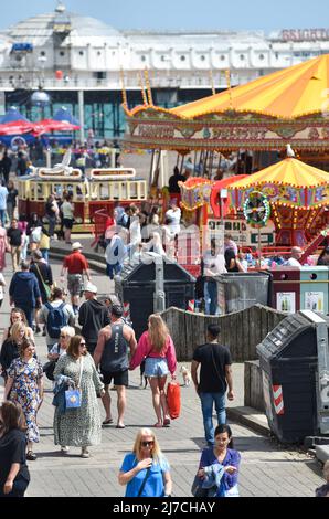 Brighton UK 8. May 2022 - Besucher genießen einen heißen, sonnigen Tag am Strand und am Meer von Brighton, da die Temperaturen in einigen Teilen Großbritanniens voraussichtlich über 20 Grad erreichen werden : Credit Simon Dack / Alamy Live News Stockfoto