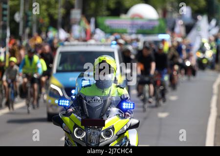 Nordrhein-Westfalen, Düsseldorf: 08. Mai 2022, 08. Mai 2022, Nordrhein-Westfalen, Düsseldorf: Radfahrer und Fußgänger demonstrieren in Düsseldorf gemeinsam für die Verkehrskaround. Foto: David Young/dpa Stockfoto