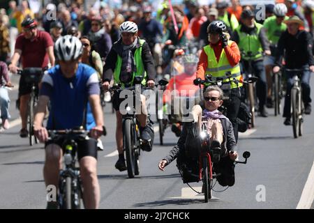 Nordrhein-Westfalen, Düsseldorf: 08. Mai 2022, 08. Mai 2022, Nordrhein-Westfalen, Düsseldorf: Radfahrer und Fußgänger demonstrieren in Düsseldorf gemeinsam für die Verkehrskaround. Foto: David Young/dpa Stockfoto