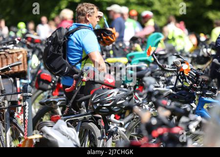 Nordrhein-Westfalen, Düsseldorf: 08. Mai 2022, 08. Mai 2022, Nordrhein-Westfalen, Düsseldorf: Radfahrer und Fußgänger demonstrieren in Düsseldorf gemeinsam für die Verkehrskaround. Foto: David Young/dpa Stockfoto