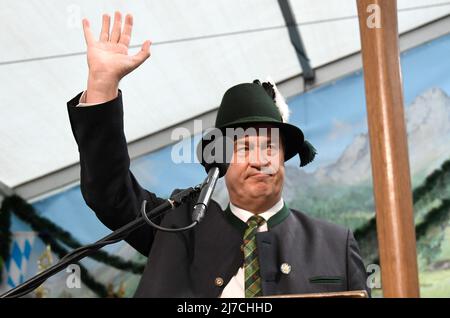 Bayern, Aschau im Chiemgau: Am 09. Mai 2022 winkt der bayerische Ministerpräsident Markus Söder (CSU) nach seiner Rede zum Patronatstag der Bayerischen Bergmänner. Aufgrund des schlechten Wetters fand das Treffen ohne Prozession im Festzelt statt. Foto: Uwe Lein/dpa Stockfoto