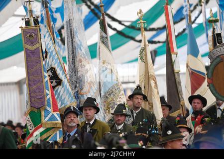 Bayern, Aschau im Chiemgau: 09. Mai 2022, Bergmänner in Tracht von allen 47 Firmen vom Berchtesgadener Land bis zum Werdenfelser Land nehmen am Patronatstag der Bayerischen Bergmänner Teil. Aufgrund des schlechten Wetters fand das Treffen ohne Prozession im Festzelt statt. Foto: Uwe Lein/dpa Stockfoto