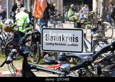 Nordrhein-Westfalen, Düsseldorf: 08. Mai 2022, 08. Mai 2022, Nordrhein-Westfalen, Düsseldorf: Radfahrer und Fußgänger demonstrieren in Düsseldorf gemeinsam für die Verkehrskaround. Foto: David Young/dpa Stockfoto