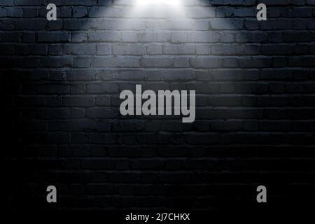 Dunkle Ziegelwand mit Oberlicht Stockfoto