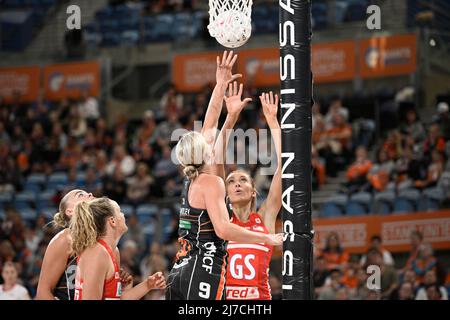 Sydney, New South Wales, Australien; 8.. Mai 2022; Ken Rosewall Arena, Sydney, New South Wales, Australien; Australian Suncorp Super Netball, Giants Netball gegen NSW Swifts; April Brandley von den Giants versucht, einen Torversuch von Helen Housby von den Swifts zu blockieren Stockfoto