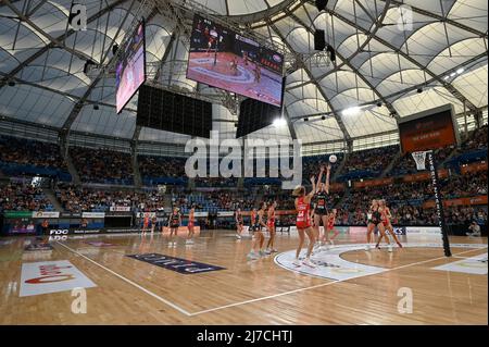 Sydney, New South Wales, Australien; 8.. Mai 2022; Ken Rosewall Arena, Sydney, New South Wales, Australien; Australian Suncorp Super Netball, Giants Netball gegen NSW Swifts; Kelly Singleton von den Swifts übergibt den Ball, als April Brandley von den Giants versucht zu blockieren Stockfoto