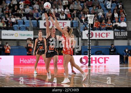 Sydney, New South Wales, Australien; 8.. Mai 2022; Ken Rosewall Arena, Sydney, New South Wales, Australien; Australischer Suncorp Super Netball, Giants Netball gegen NSW Swifts; April Brandley von den Giants übergibt den Ball nach unten, während Kelly Singleton von den Swifts versucht zu blockieren Stockfoto