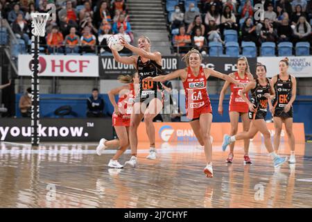 Sydney, New South Wales, Australien; 8.. Mai 2022; Ken Rosewall Arena, Sydney, New South Wales, Australien; Australian Suncorp Super Netball, Giants Netball gegen NSW Swifts; April Brandley von den Giants fängt den Ball unter dem Druck von Kelly Singleton von den Swifts Stockfoto