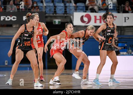 Sydney, New South Wales, Australien; 8.. Mai 2022; Ken Rosewall Arena, Sydney, New South Wales, Australien; Australian Suncorp Super Netball, Giants Netball gegen NSW Swifts; Paige Hadley von den Swifts und April Brandley von den Giants zeigen, wie wettbewerbsfähig das Derby-Spiel ist Stockfoto