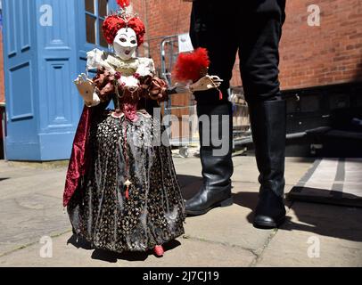 Covent Garden, London, Großbritannien. 8. Mai 2022. Das Covent Garden May, das „Cayre & Puppet Festival“, feiert Mr Punch, das 360.-jährige Jubiläum der Punch & Judy Show, die Samuel Pepys im Mai 1662 gesehen hat. Kredit: Matthew Chattle/Alamy Live Nachrichten Stockfoto