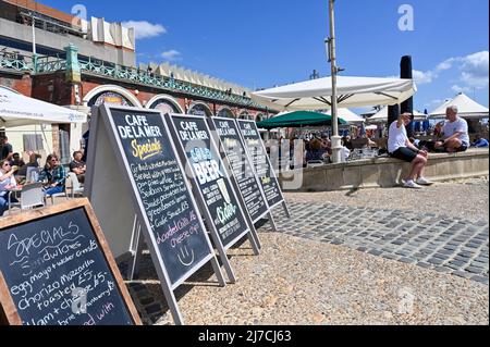 Brighton UK 8. May 2022 - die Strandbars und Restaurants sind voll, da Besucher einen heißen, sonnigen Tag am Brighton Beach genießen, da die Temperaturen in einigen Teilen Großbritanniens voraussichtlich über 20 Grad erreichen werden : Credit Simon Dack / Alamy Live News Stockfoto