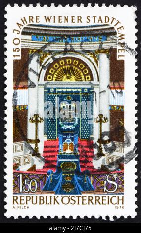 ÖSTERREICH - UM 1976: Eine in Österreich gedruckte Briefmarke zeigt die Wiener Synagoge, Sesquicentennial der Wiener Synagoge, um 1976 Stockfoto