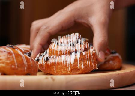 Nahaufnahme Zimt dänische Rolle auf dem Tisch Stockfoto